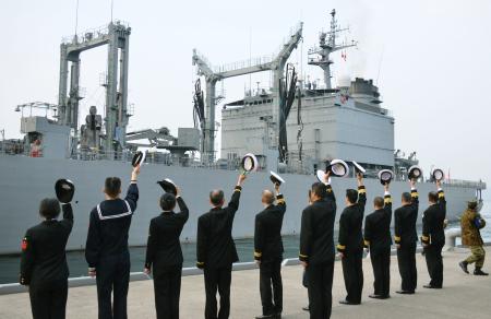 海自補給艦「とわだ」、比へ出発 台風被害を救援