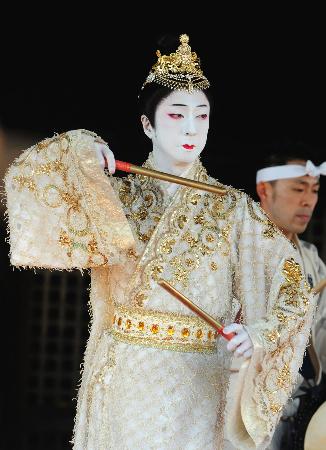 玉三郎さん、遊女しのぶ舞…京都・六波羅蜜寺