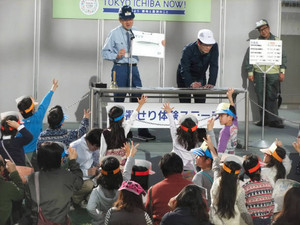 小学生が模擬競り体験 築地市場移転 豊洲でＰＲイベント