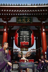 浅草寺:雷門の「あの大ちょうちん」 １０年ぶり新調