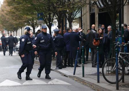 仏新聞社で発砲、１人重体 銀行も