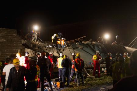 建設中の建物崩壊 ２人死亡、４０人生き埋めか 南ア