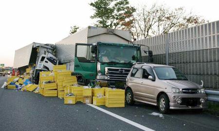 東名で多重事故、２人死亡１人けが 一時通行止め