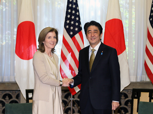 ケネディ新大使を異例の歓待…首相が自ら昼食会