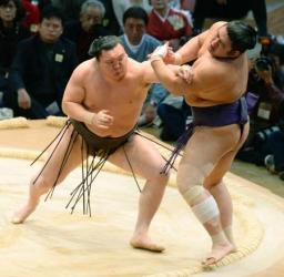 九州場所は両横綱譲らず１２連勝