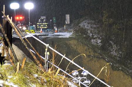 17日から雨、地盤に緩み 秋田の土砂崩れ