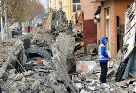 油送管の爆発、死者３５人に 中国青島 日系企業にも一部影響