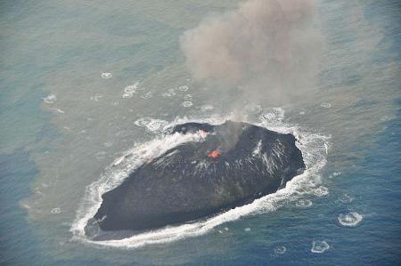 小笠原諸島・西之島付近の新島に2つの火口 村では観光に期待