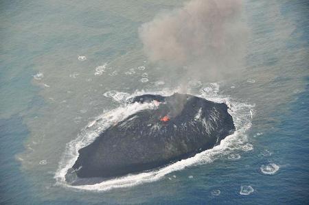 小笠原新島に二つの火口 海上保安庁が確認