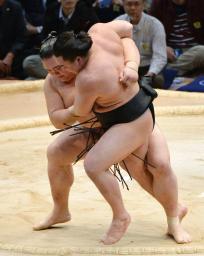 日馬富士、白鵬退け５場所ぶり６度目の優勝