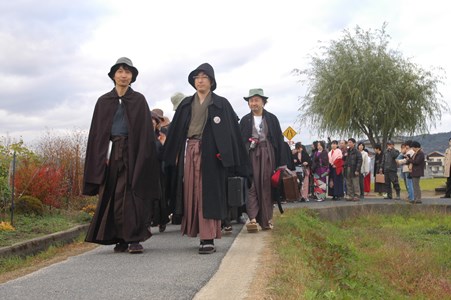 祝１００歳、金田一だらけ 岡山・倉敷で仮装行列