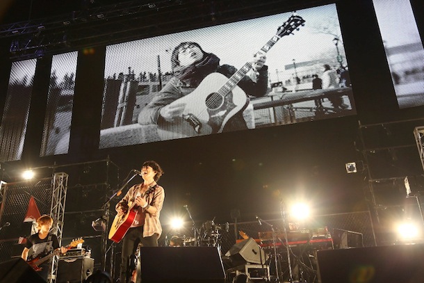 高橋優、初の武道館公演で9000人の観客を巻き込んで大熱狂！