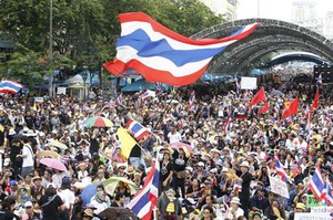 タイ反政府デモ２千人、財務省と予算局に居座る