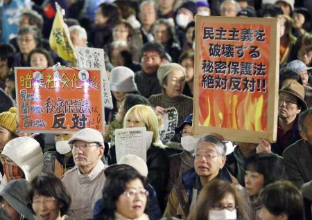 特定秘密保護法案、強行採決で衆院委通過 維新は退席