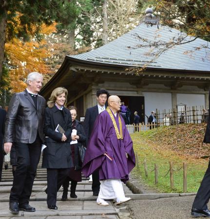 ケネディ大使、中尊寺参拝＝「大変素晴らしい」と感激－岩手・平泉