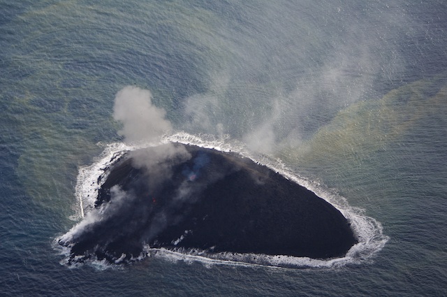 新たな島、１・５倍に…火口の一つから溶岩確認