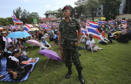 タイ首相「デモ隊に武力使わず」 下院解散や辞任否定