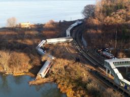 ＮＹで列車脱線４人死亡 車両横転、負傷者６０人超