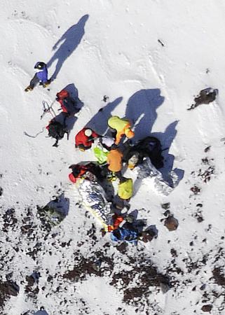 富士山滑落:心肺停止状態の５０代男性を発見