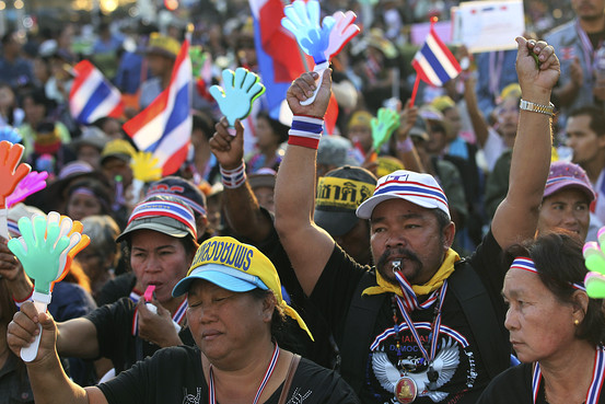 タイのインラック首相、反政府デモ隊に話し合いでの解決呼びかけ