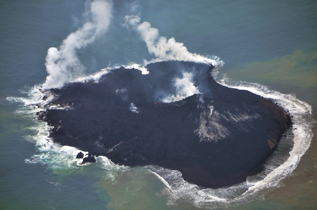 火山噴火「新島」面積２・５倍に 小笠原諸島・西之島付近