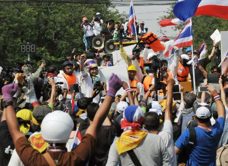 タイ衝突、一時停戦 デモ隊が勝利宣言、対立は解消せず