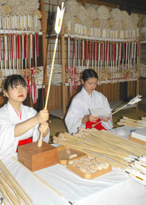 ［師走点描］巫女さんが心を込めて