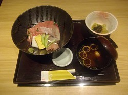 くらしナビ・学ぶ:おすすめ！学食メニュー 近畿大学水産研究所「海鮮丼」