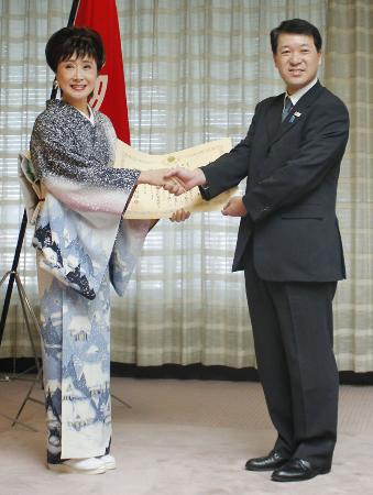 小林幸子、還暦前日に名誉県民栄誉賞