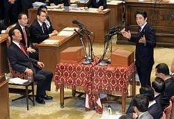 秘密保護法案:首相「強行」譲らず…５日、参院委採決