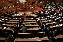 秘密保護法:与党強行で成立 民主「憲政史上まれな暴挙」