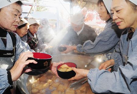 大根だき、湯気まで美味 上京の千本釈迦堂