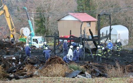 民家全焼、２遺体発見＝一家３人連絡取れず—新潟・妙高