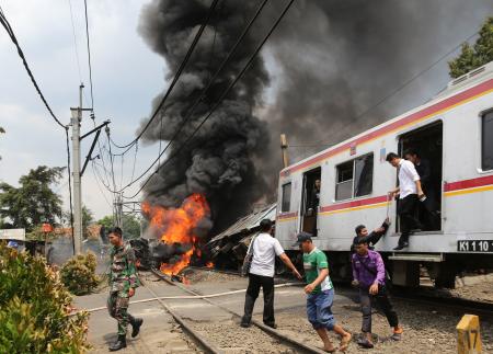 ジャカルタで列車とトラック衝突 ＬＰＧ運搬中、５人死亡