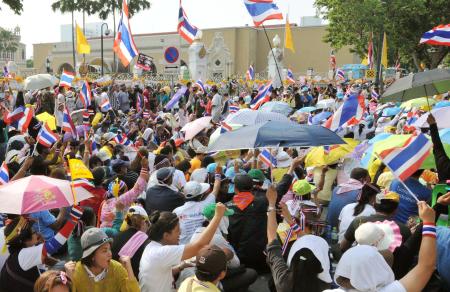 UPDATE 3-タイ首相が議会解散、野党はデモ継続 来年2月にも総選挙