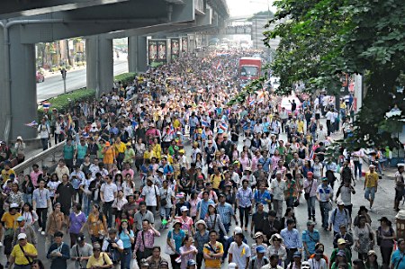 タイ反政府デモ「最終決戦」２５万人が首相府を包囲 インラック首相は下院解散で対抗