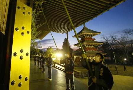 成田山新勝寺で恒例のすす払い