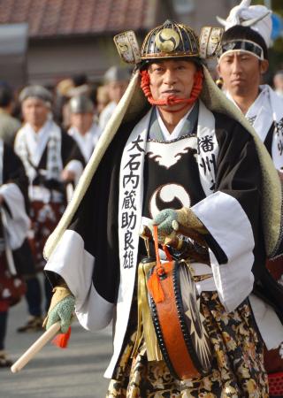 １１０回目の赤穂義士祭 松平健さんら「四十七士」練り歩き