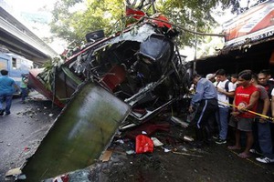 フィリピンで高速道路からバス転落 乗客ら22人死亡、20人けが