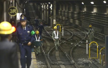 大阪市営地下鉄千日前線、回送列車が脱線 ５万人に影響