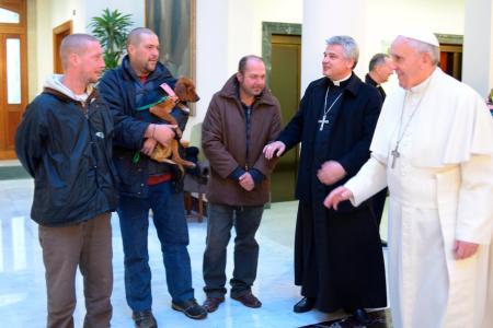 ローマ法王 ホームレスと誕生日祝う