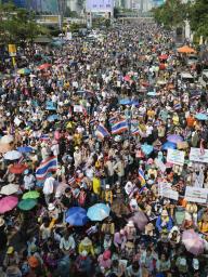 タイ:１２万人「総選挙反対」 首都でデモ 政権、実施譲らず