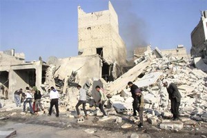 シリア政府軍の空爆続くアレッポ