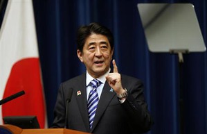 日本経済はデフレ脱却に向け着実に前進＝月例経済報告で安倍首相