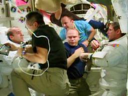 宇宙ステーションで船外活動 冷却システムを修理