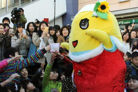 サンタ姿「クリスマスなっしー」 地元で歓声