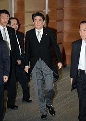 安倍首相靖国参拝:支持基盤の保守層へ配慮