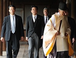 安倍首相:靖国神社に参拝 中韓が猛烈に反発、米「失望」