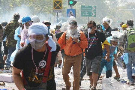 デモ暴徒化で死傷者、総選挙は延期せず タイ