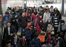 山陰両県の空港や駅で帰省ラッシュ始まる